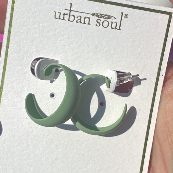 4pcs for $20 in my store ‼️Urban soul earrings small open loop green lightweight - Picture 3 of 4